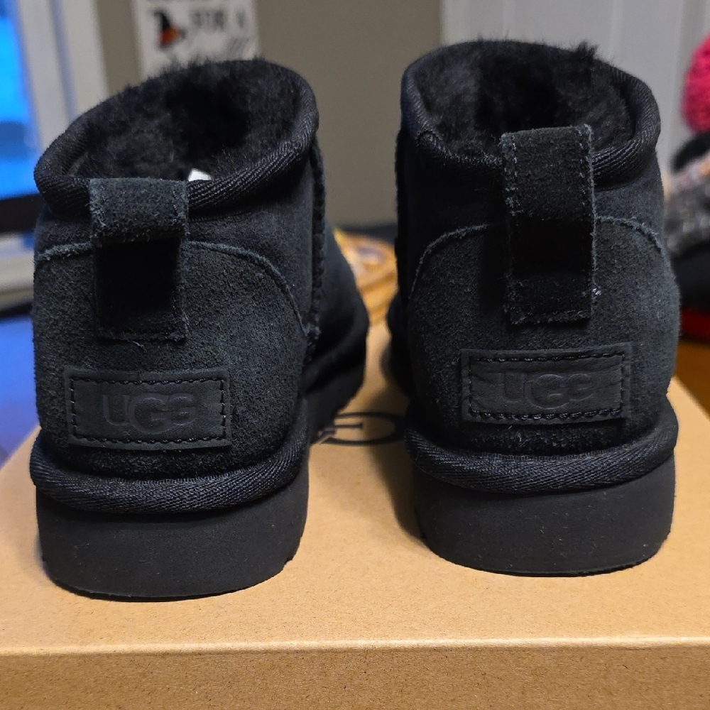 UGG Classic Ultra Mini Black Boot - Picture 3 of 10